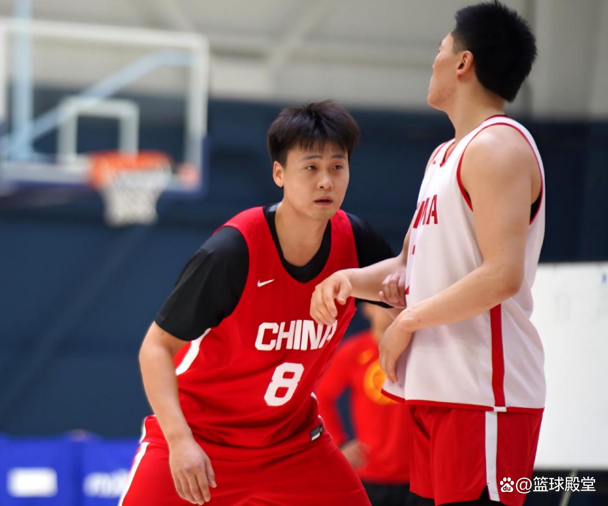 球队集训期间备战赛事，战术训练紧张进行